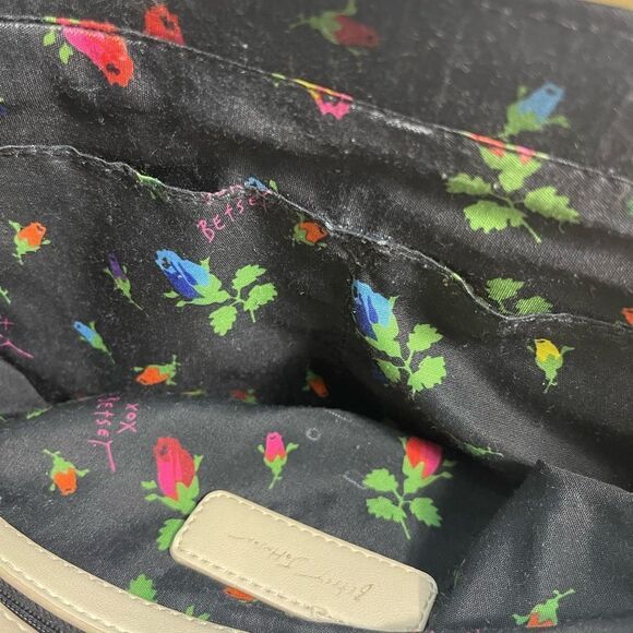 Betsey Johnson Cream Shopper Heart Quilted medium shoulder bag gold tone accent - Picture 11 of 12